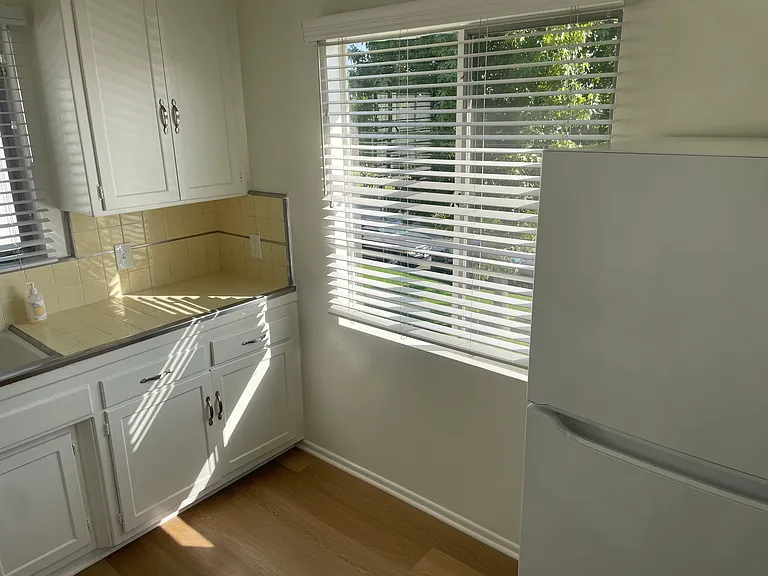 3187 S Barrington Ave — Photo 6