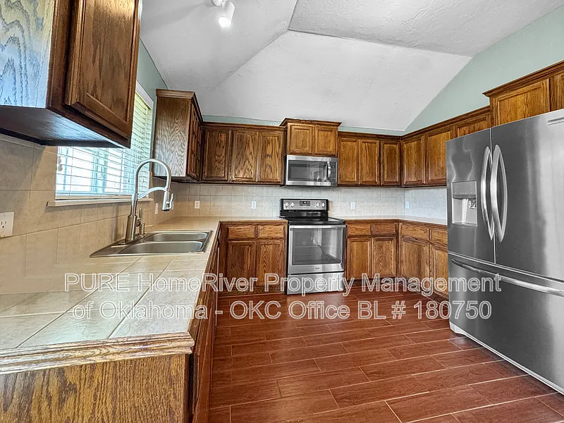 3 bed, 2.0 bath, 1568 sqft, $1,650 — Photo 3