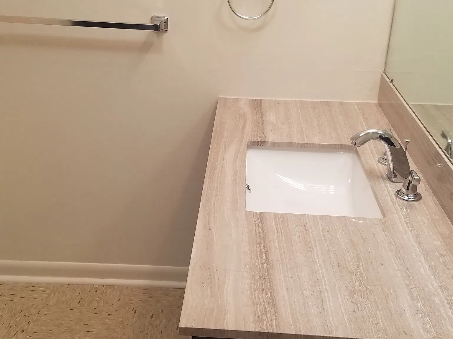 2 bed, 700 sqft, $800 — Photo 3