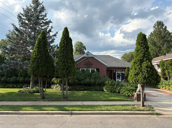 11 New York Avenue, Massapequa, NY 11758
