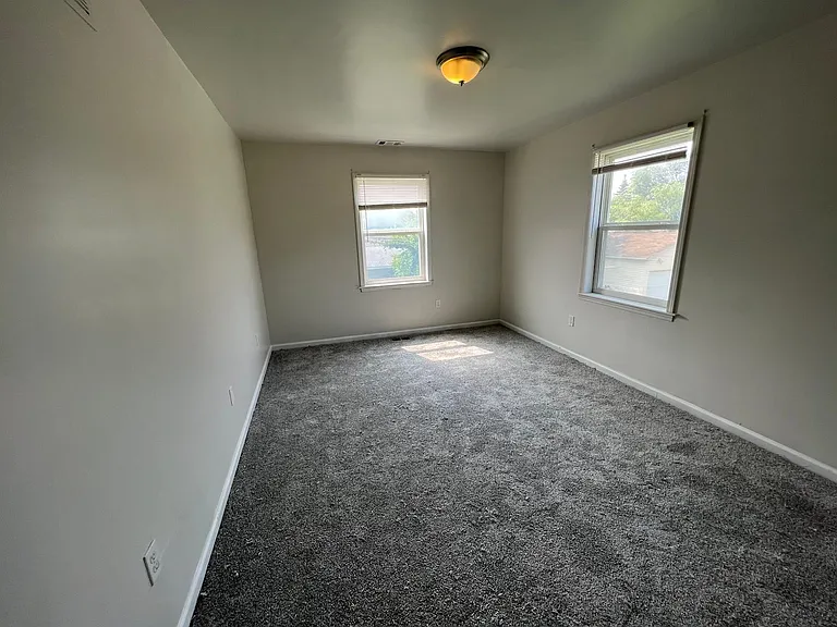 28033 Rosemont St — Photo 9