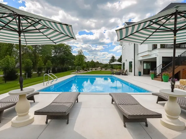 14140 Maple Dr, Urbandale, IA 50323