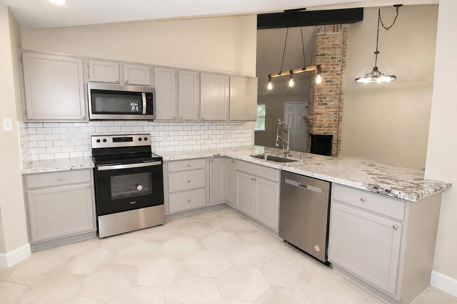 3 bed, 2.0 bath, 2004 sqft, $2,100 — Photo 2