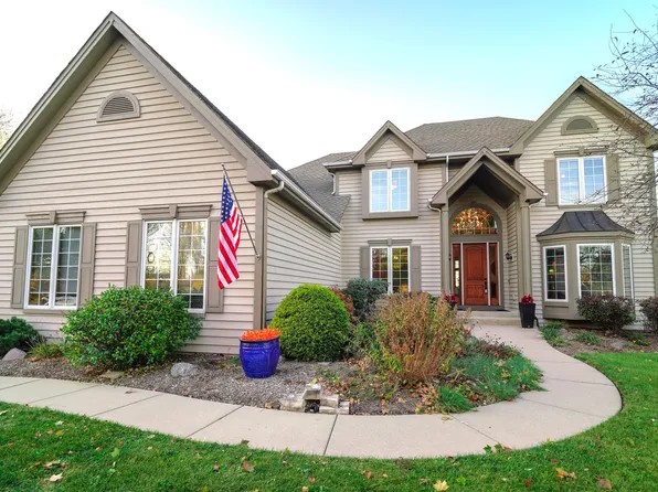 9906 Palmer Dr, Crystal Lake, IL 60014