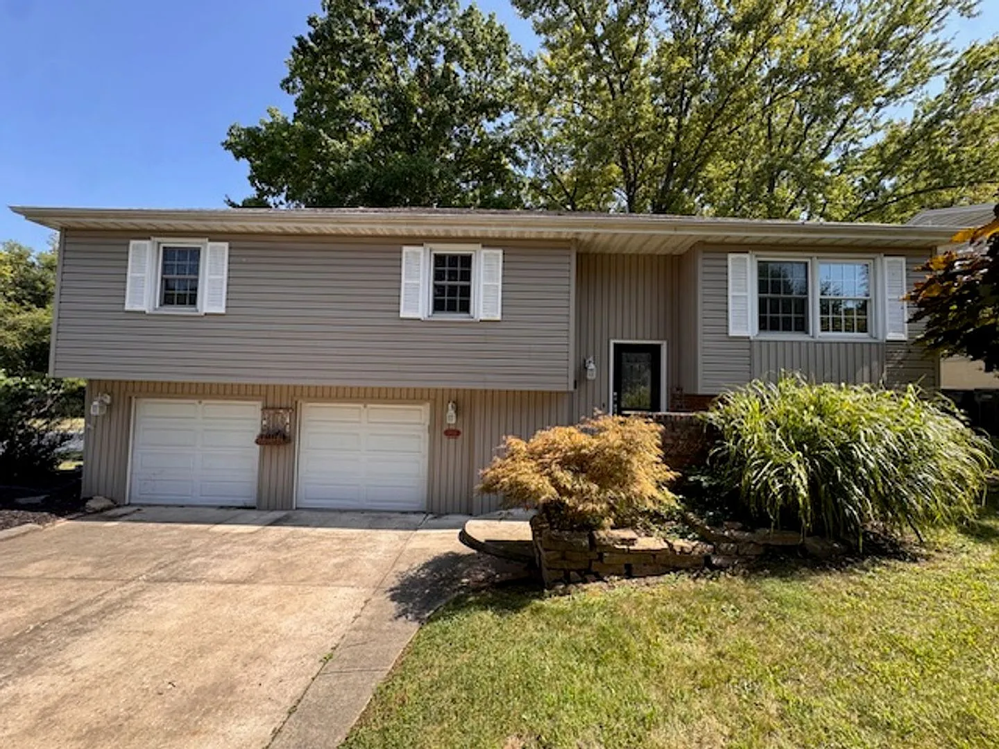 552 N Country Club Rd. 4 bdrm. 2.5 bath Bi Level — Photo 1