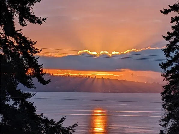 12079 Sunrise Drive NE, Bainbridge Island, WA 98110