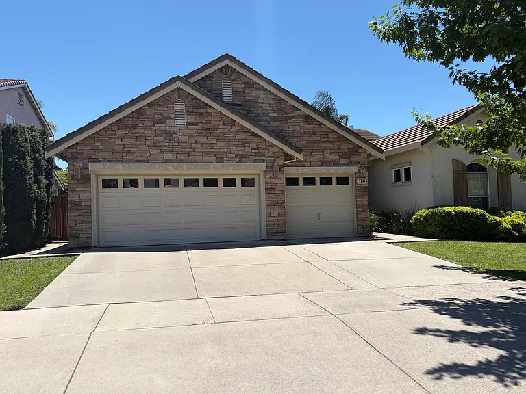 1364 Esplanade Dr — Photo 1