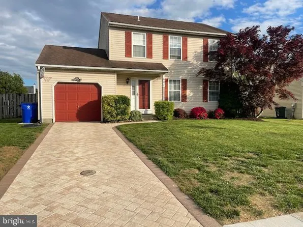 607 Country Path Dr, New Castle, DE 19720