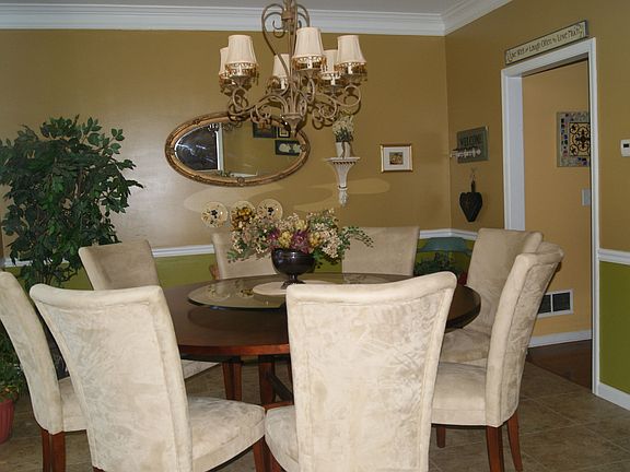 Dining room w/bay window