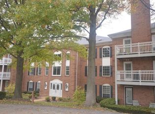 964 Claytonbrook Dr APT 2D, Ballwin, MO 63011
