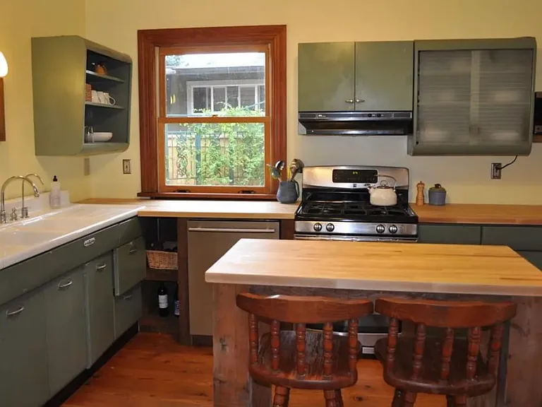 4226 NE 10th Ave — Photo 2