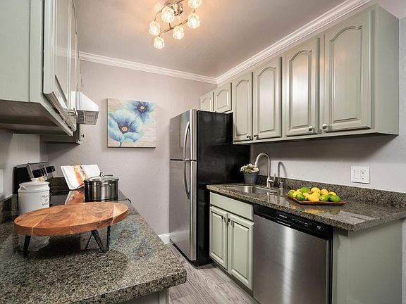 4th image of 404 Boardwalk Ave APT 1