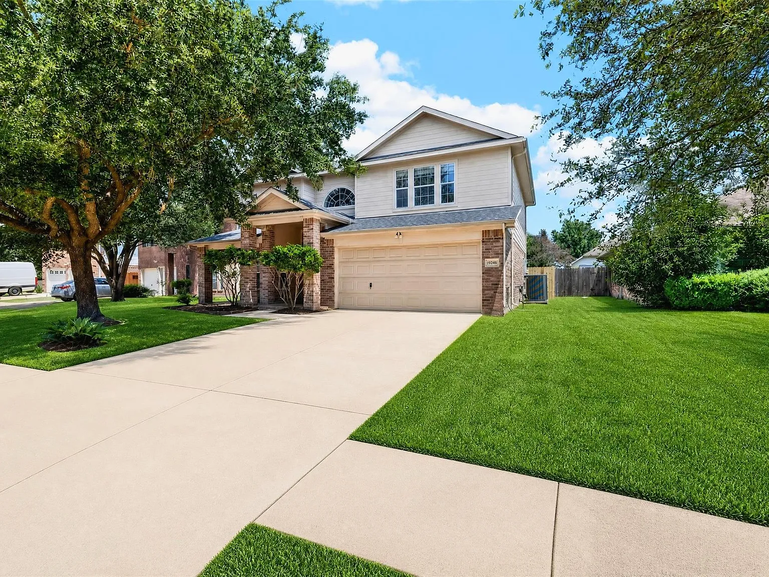 4 bed, 2.5 bath, 2164 sqft, $2,400 — Photo 2