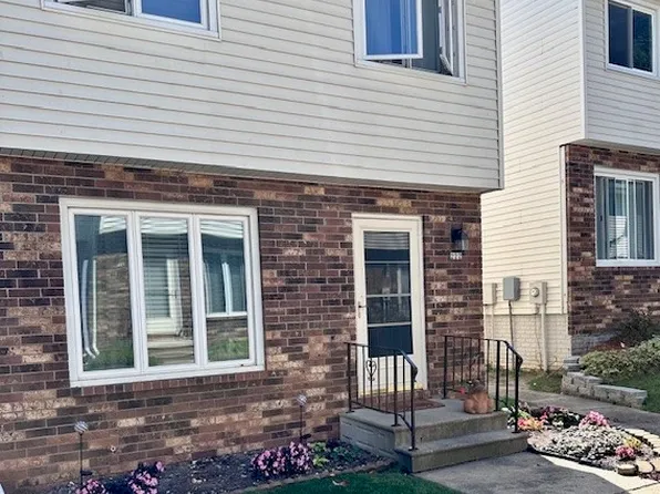 222 Holiday Cir #42, West Des Moines, IA 50265