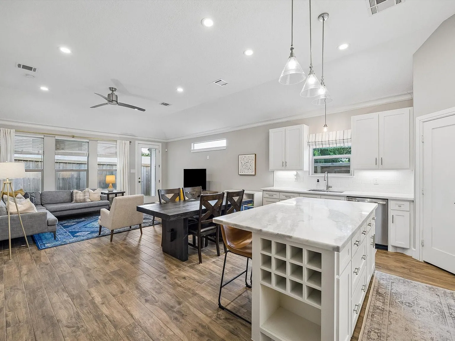2 bed, 2.5 bath, 1729 sqft, $3,100 — Photo 1