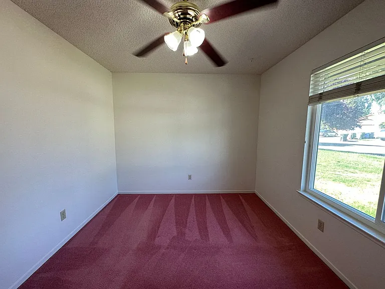 1135 Amberwood Ln — Photo 15