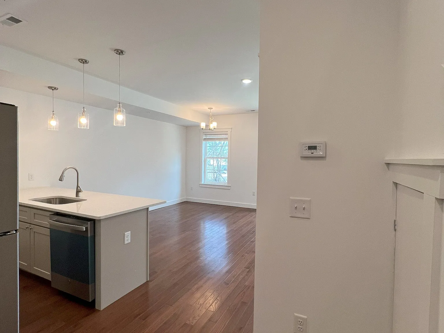 3 bed, 2.5 bath, 1350 sqft, $2,600 — Photo 4