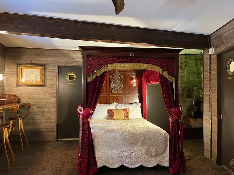 USS Utopia Bed