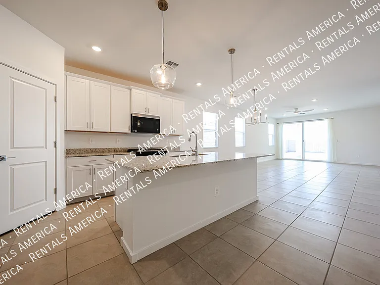 3380 N Camden Dr — Photo 6