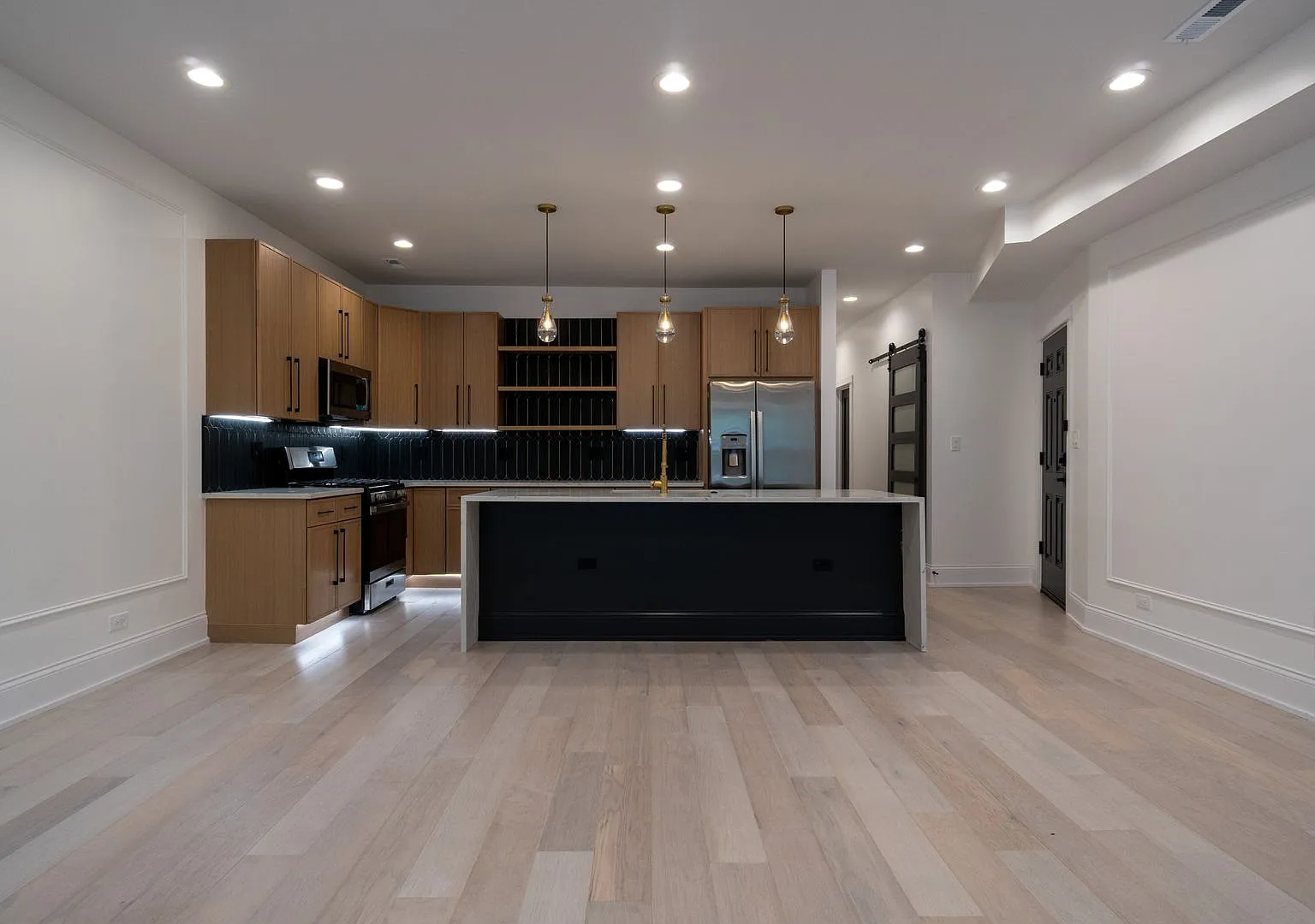 Newly Rehabbed 3-bedroom, 2-bath Gem with In-Unit Washer/Dryer! Discover Uptown Living. — Photo 3