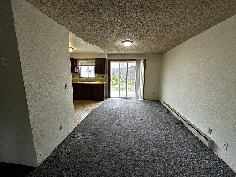 242 Currier Ave — Photo 4