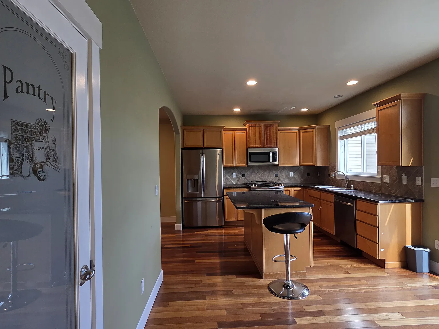 3 bed, 2431 sqft, $3,699 — Photo 4