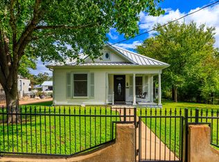 404 E Travis St, Fredericksburg, TX 78624