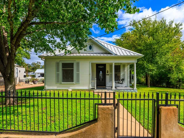 404 E Travis St, Fredericksburg, TX 78624