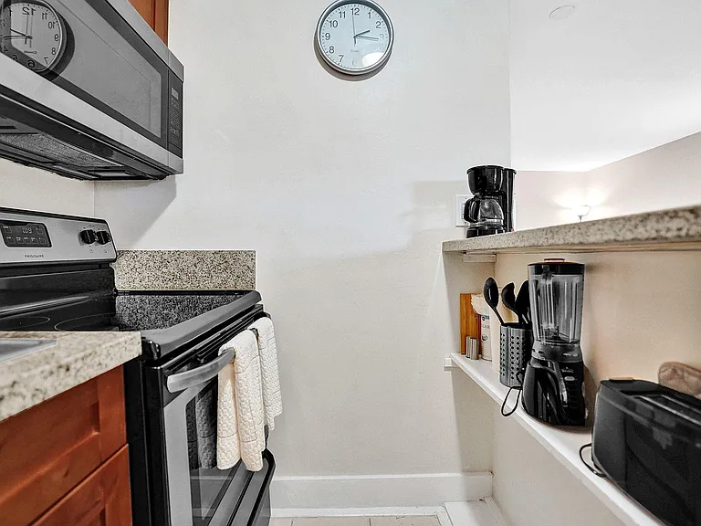3226 NE 12th St #8 — Photo 7