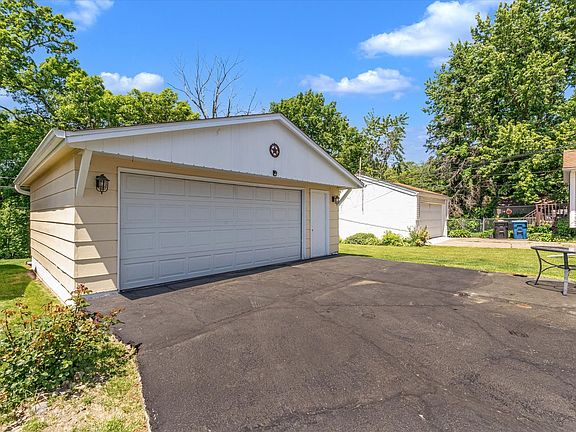 5th image of 38 Blackhawk Hills Dr