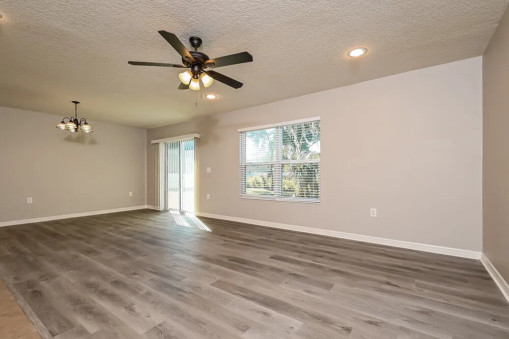 4 bed, 2.0 bath, 1728 sqft, $3,670 — Photo 3