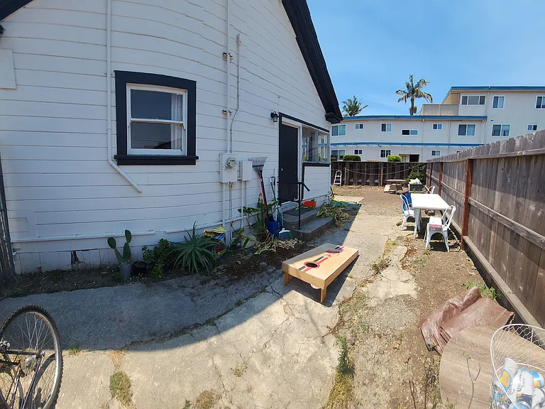 554 W Foothill Blvd — Photo 31