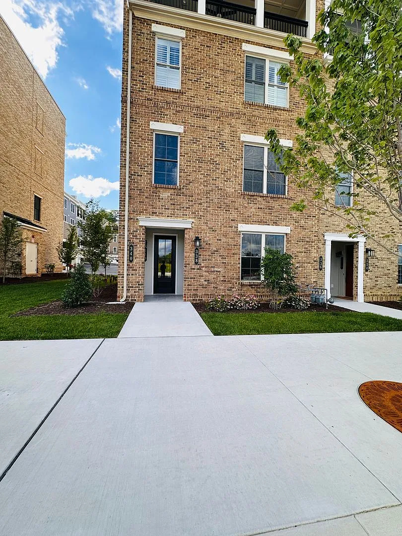 Modern 3 Bedroom, 2.5 Bath Townhouse — Photo 1