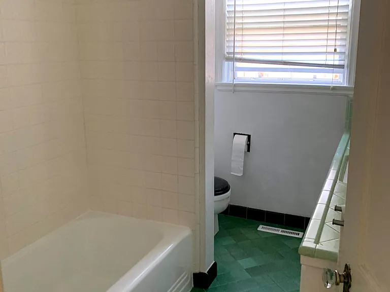 1111 W Elm St — Photo 5
