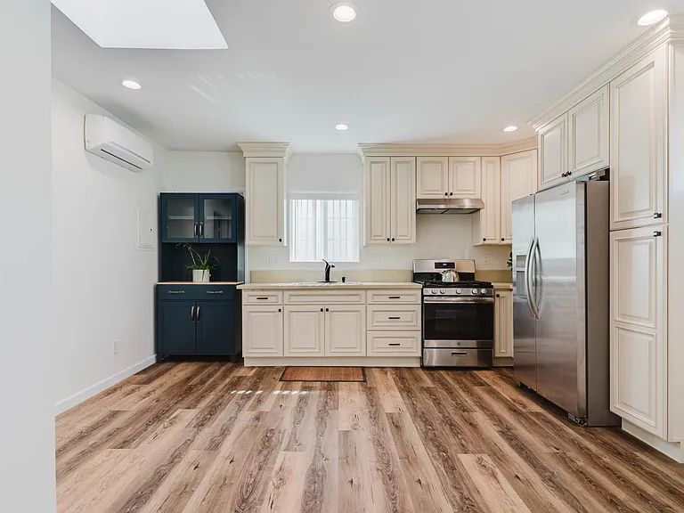 2027 Bonita Ave — Photo 9