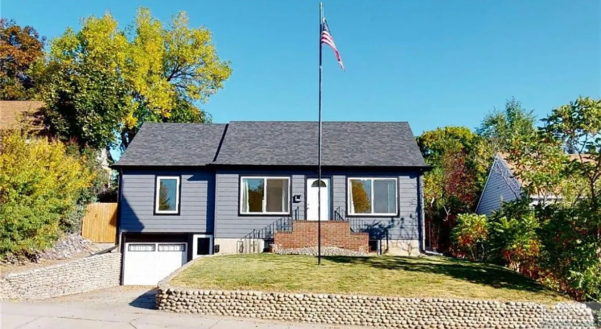 3 bed, 924 sqft, $1,395 — Photo 1