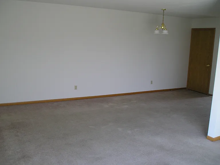 627 Shah Ave — Photo 6