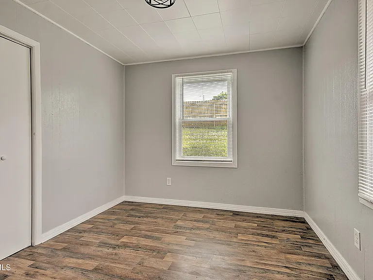 463 Manville Rd — Photo 13
