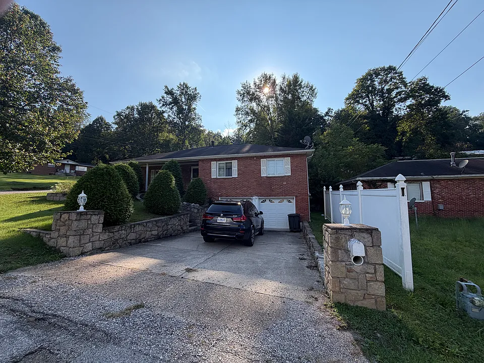1901 Pinewood Dr