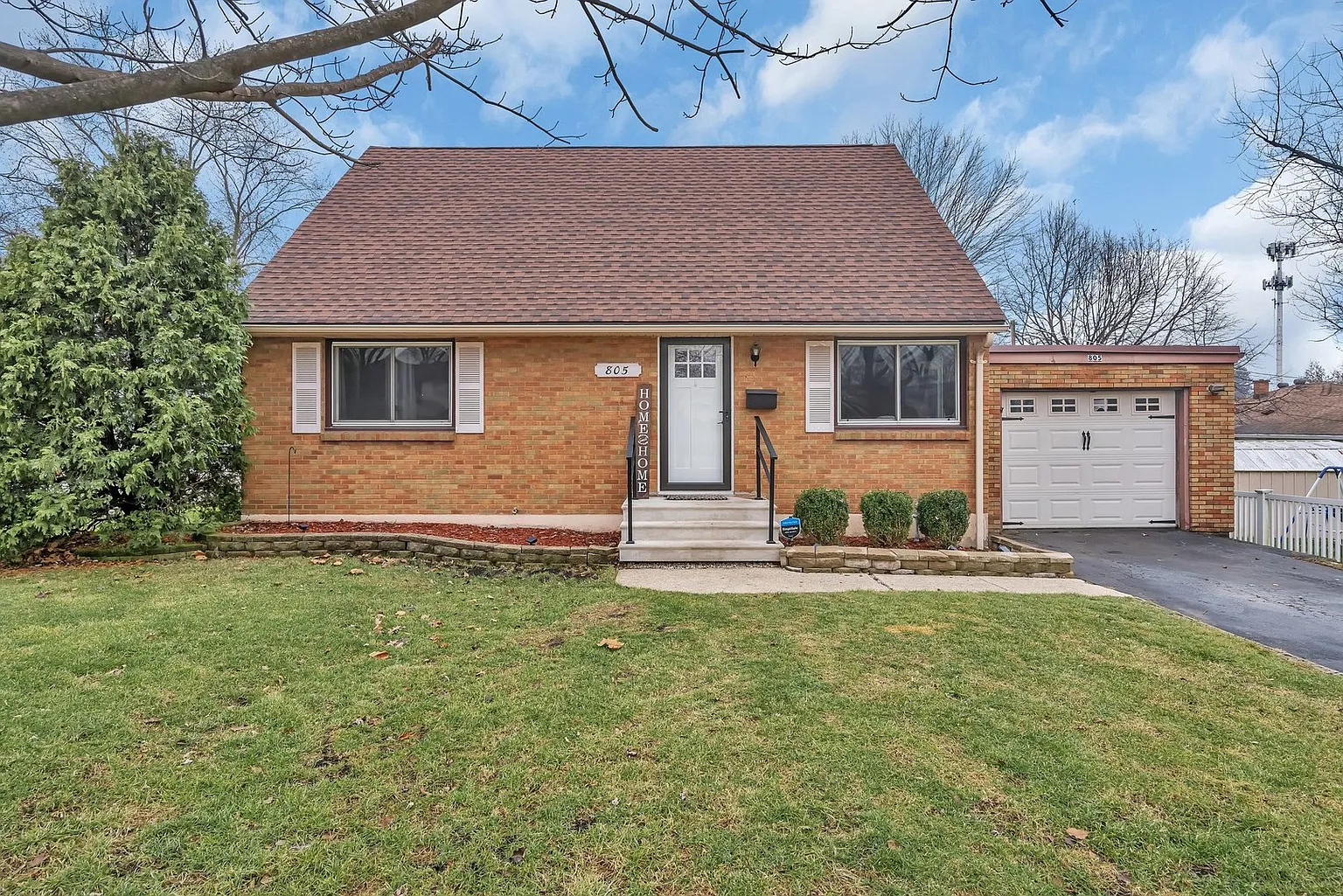 805 Valley Ln photo 1