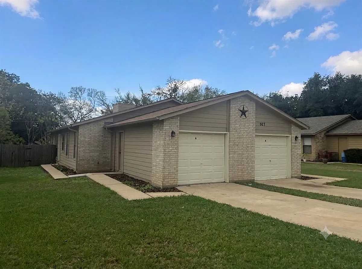 2 bed, 2.0 bath, 838 sqft, $1,360 — Photo 2