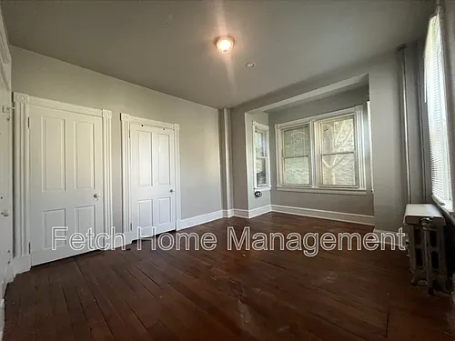 911 E King St Photo 1