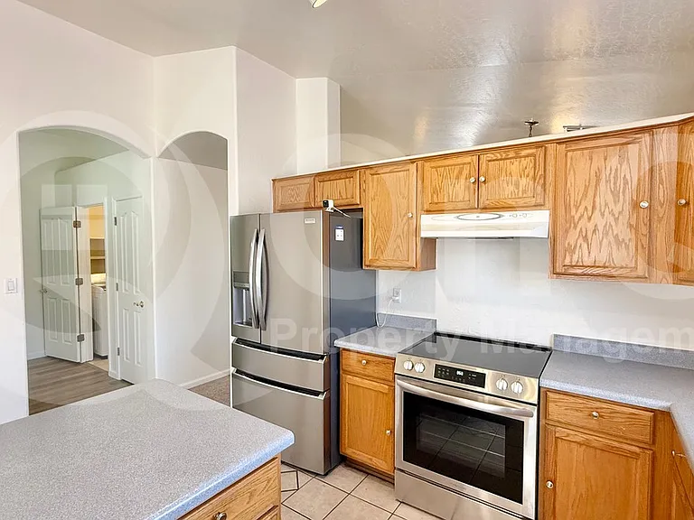 417 E Cantebria Dr — Photo 4