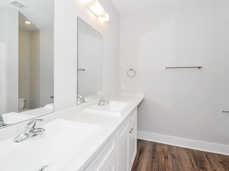 77 Laura Ct — Photo 8