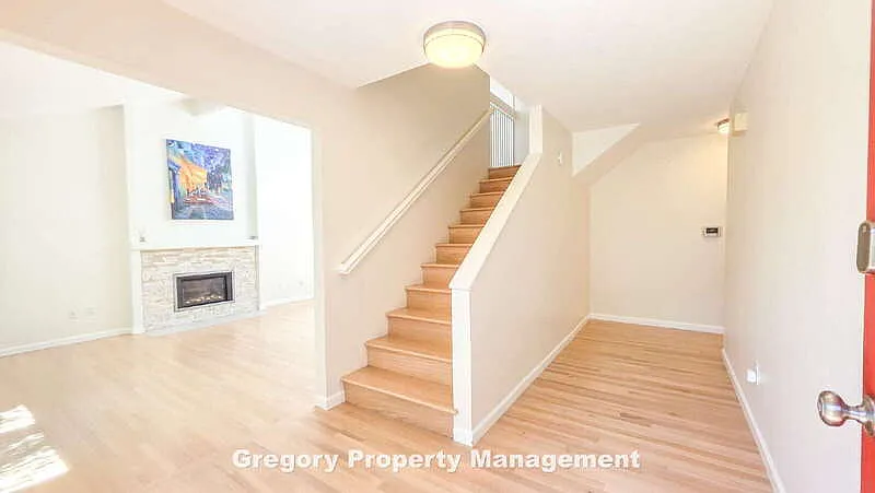 4 bed, 3.0 bath, 2060 sqft, $5,190 — Photo 3