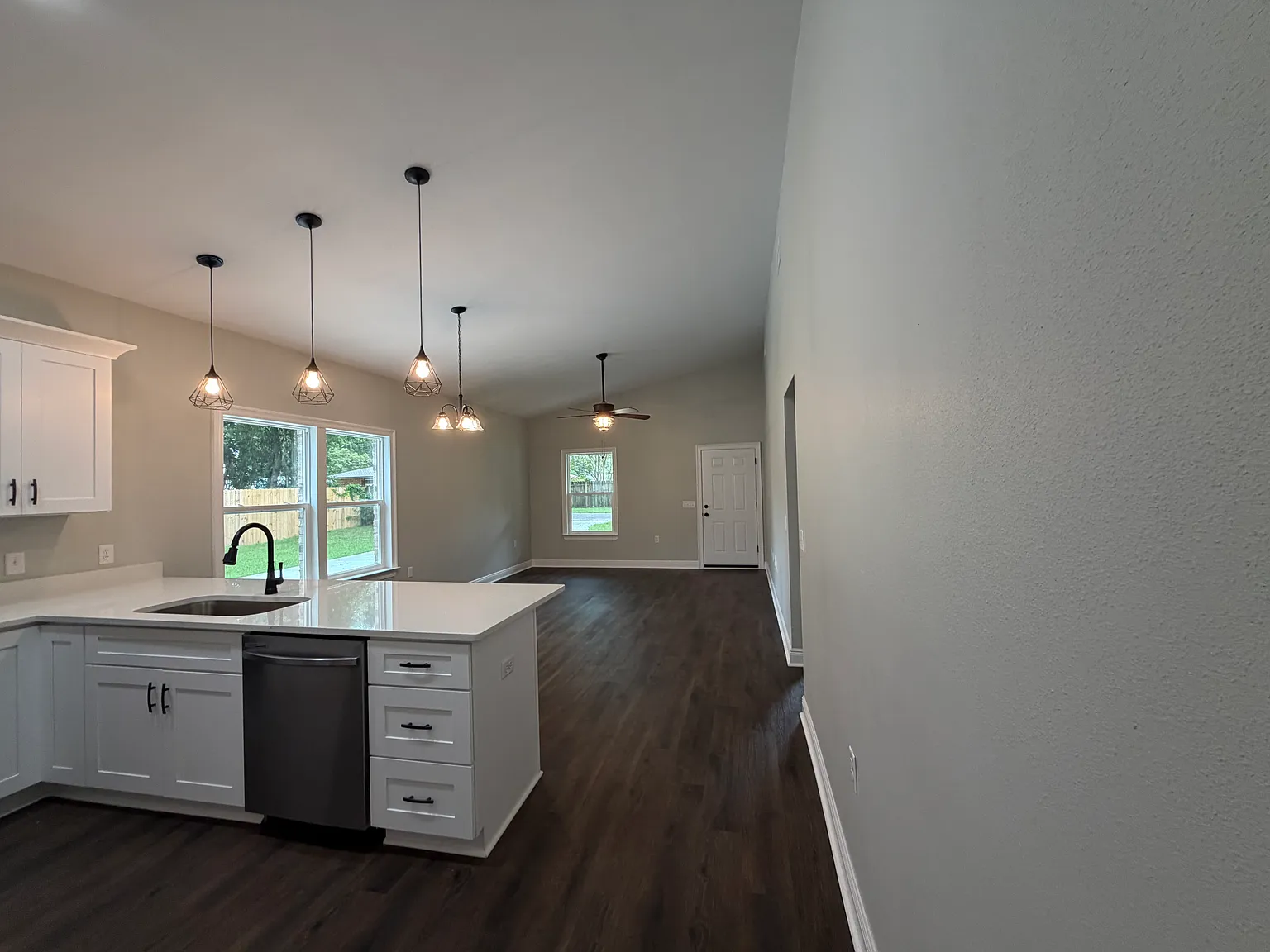 3 bed, 1250 sqft, $2,200 — Photo 3