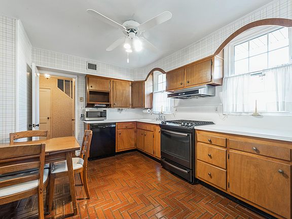 3rd image of 60 Peachtree Ln