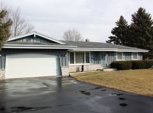 W302S8504 Chestnut Dr, Mukwonago, WI 53149