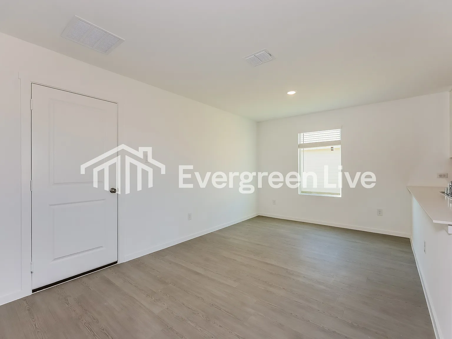 4 bed, 2.0 bath, 1954 sqft, $1,795 — Photo 4