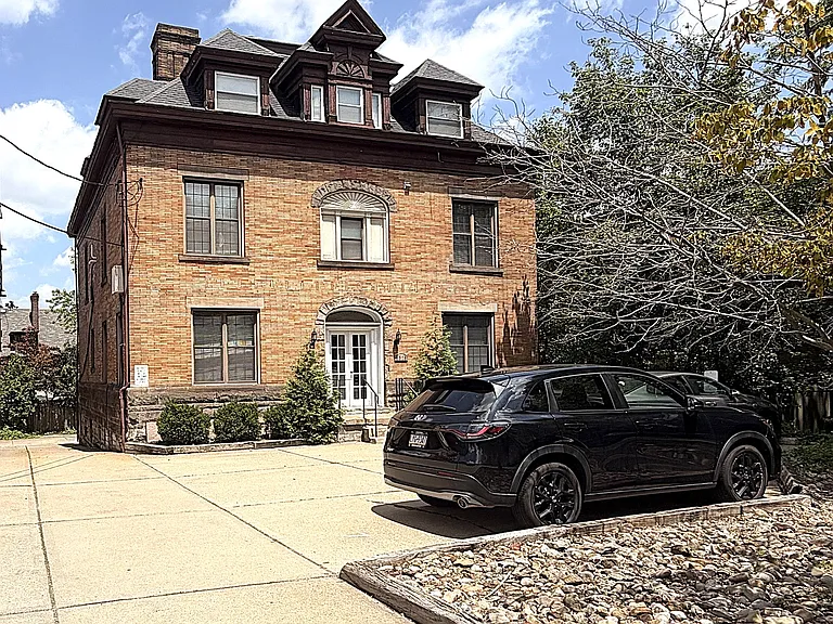 5819 5th Ave. Pittsburgh, PA 15232
Shady Side
